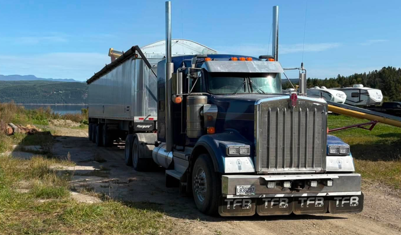 Kenworth bleu TFB tractant un trailer dompeur en aluminium